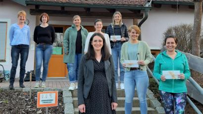 Bild: rha
Der Förderverein der Kita St. Barbara in Sorghof hofft auf neue Mitglieder und wählt einen neuen Vorstand (vorn, von links): Vorsitzende Karin Reger, ihre Vorgängerin Manuela Merkl und die ausgeschiedene Schriftführerin Steffi Specht; hinten (von links): Kita-Leiterin Agnes Strobl, ihre Stellvertreterin Silke Herbst, Schriftführerin Jessica Gonzales, Kassenführerin Eva Zwack und ihre Vorgängerin Andrea Fischer.