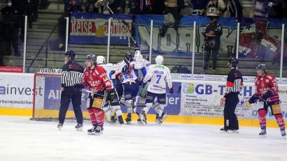 Bild: Roland Rappel
Die Spieler der Hannover Indians jubeln nach dem Sieg im zweiten Match, die Deggendorfer sind enttäuscht: Die Niedersachsen setzten sich gegen Deggendorf mit 3:2-Siegen durch und treffen im Play-off-Viertelfinale auf die Blue Devils Weiden.