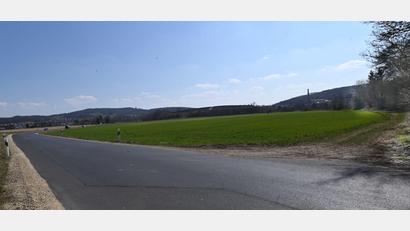 Bild: gf
Das von der Stadt Amberg an der Straße von Neumühle in Richtung Witzlhof geplante Gewerbegebiet stößt im Gemeinderat Poppenricht auf Widerstand, weil es keine ausreichende Zufahrt gebe. Auf dem Bild die vorgesehene Fläche, links hinten Neumühle, in Mitte der Schlackenberg und rechts der Bahndamm am ehemaligen Bahnhof Luitpoldhöhe.