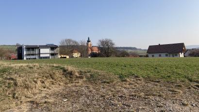 Bild: wel
Noch in diesem Jahr wird der Bebauungsplan für das neue Baugebiet "Heiglfeld", das in Richtung Prackendorf liegt, aufgestellt. Auch der Abwasseranschluss soll noch gebaut werden.