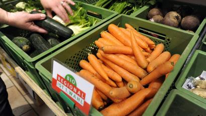 Archivbild: Uli Deck
Produkte direkt vom Erzeuger soll es beim Erbendorfer Wochenmarkt geben. Zur Abrundung des Angebots ist die Stadt noch auf der Suche nach einem Anbieter von Obst und Gemüse.