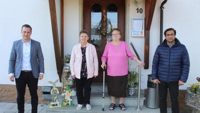 Bild: soj
Zwar mit Verspätung, dafür jedoch umso herzlicher gratulierten Abordnungen zahlreicher Vereine der Wirtin Helga Schmidt (Zweite von rechts) zum 80. Geburtstag. Glückwünsche kamen auch von Bürgermeister Wolfgang Söllner, Christa Schiener vom Seniorenwerk und Pfarrer Anish George (von links).