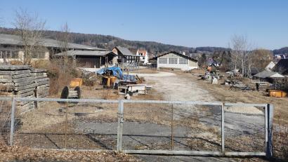 Bild: mfh
Am Bahnweg in Neukirchen wird ein Baugebiet für neun Einfamilienhäuser entstehen. Eigentümer Friedrich Hahn sieht nach der Erschließung für das Jahr 2023 zwei Bauabschnitte vor. Das alte Gebäude soll abgerissen und der Boden entsiegelt werden.