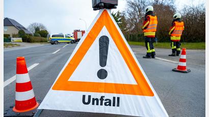 Bild: Stefan Sauer/dpa/Symbolbild
Fahrzeuge stehen nach einem Unfall auf der Straße.