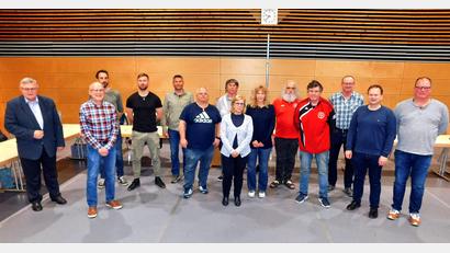 Bild: hai
Zusammen mit Manfred Porsch führen sie den TSV Kirchenlaibach: Harald Zimmermann, Peter Knappe, Andreas Dötsch, Klaus Schindler, Stefan Schleser, Renate Himsel, Angela Kreutzer, Conny Weiß, Peter Krönert, Lothar Büringer, Werner Knappe, Christian Porsch und Eckhardt Prantschke (von links).