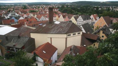 Bild: Hirsch
Die Schmidt-Bräu-Brache inmitten der Stadt soll abgerissen werden. Geplant sind Gebäude für Bildung, Freizeit und Kultur, ein Bürgersaal und Wohnungen.