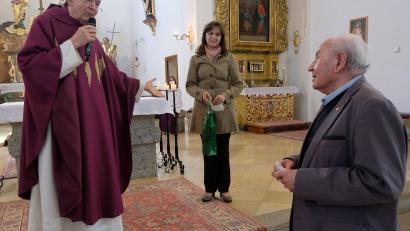 Bild: le
Ein Vorbild ehrenamtlichen Engagements als Mesner, Lektor und Kommunionhelfer: Anton Eismann. Ihm galten Lob, Dank und Anerkennung für seine pastoralen Dienste in der katholischen Kirchengemeinde St. Johannes der Täufer. Von links: Pfarrer Max Früchtl, Elisabeth Lehner für den Pfarrgemeinderat und Anton Eismann.