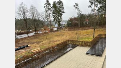 Bild: sne
Am Hügel soll der Turm für die beiden Bahnen der Wasserrutsche entstehen und in ein eigenes Becken führen.
