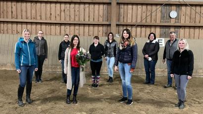 Bild: Lena Schricker/exb
Vorsitzende Anja Kraus (vorne, Zweite von links) hat sich nach 20 Jahren im Vorstand des Reitclubs zurückgezogen. Verantwortung im Verein übernehmen künftig (hinten, von links) Bettina Scherm, Anna Vollath, Lena Schricker, Miriam Vietze, Claudia und Albert Schrembs sowie (vorne, von links) Susanne Maier, Carolin Schrembs und Eva Sperber.