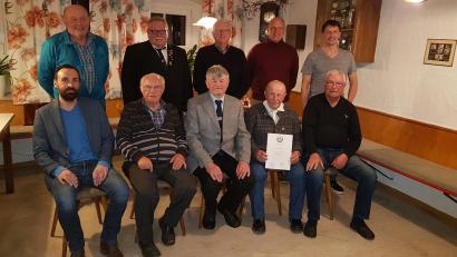 Bild: gi
Der Soldaten- und Kriegerverein Burgtreswitz wird die nächsten fünf Jahre von diesem Team geführt. Alfred Gissibl (mit Urkunde) wurde für 60-jährige Treue geehrt. Dazu gratulieren Bürgermeister Armin Bulenda (vorne, links) und Kreisvorsitzender Richard Berger (stehend, Zweiter von links).