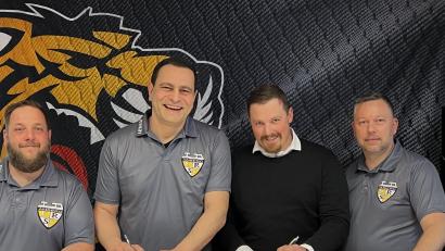 Bild: pa
Gut gelaunt bei der Vertragsunterzeichnung: Nachwuchsleiter Andreas Wendel, Vorsitzender Mustafa Sugle, Bernhard Keil und zweiter Vorsitzender Frank Jacobi (von links). Bernhard Keil ist der erste hauptamtliche Nachwuchstrainer und -koordinator beim ERSC Amberg.