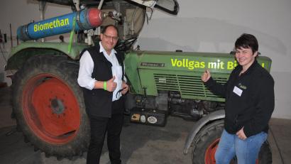 Bild: jr
Johanna und Max Zintl von der Firma Green Energy präsentieren ihren umgebauten Oldtimerschlepper Fendt Farmer 4S, der jetzt mit Biomethan betrieben wird. Zintl sieht in Biomethan die Zukunft im Fahrzeugbereich, so auch in der Landwirtschaft.