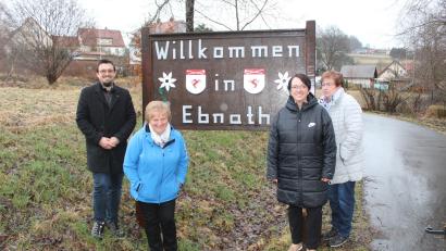 Bild: soj
Marco Kellner, Christine Erhardt, Daniela Würstl, Christa Lautenbacher (von links) sind einige der Helfer bei der Kuchen-Aktion am Sonntag.