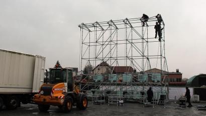 Bild: stg
Mittlerweile sind die Aufbauarbeiten beendet, denn am Freitag startet wieder das Kemnather Autokino auf dem Festplatz.