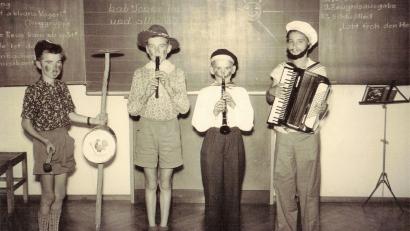 Bild: Archiv Sepp Ertl/exb
Bereits 1956 spielte der 13-jährige Sepp Ertl (Zweiter von rechts) bei der Abschlussfeier seiner Hahnbacher Volksschule die Klarinette.
