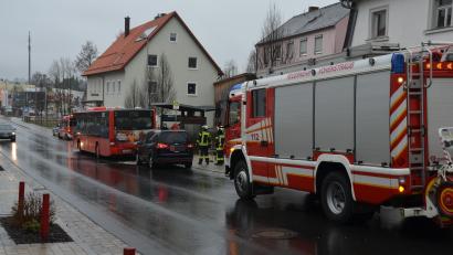 Bild: dob
In der Bahnhofstraße in Vohenstrauß krachte ein Ford-Van auf einen stehenden Linienbus. Verletzt wurde niemand.