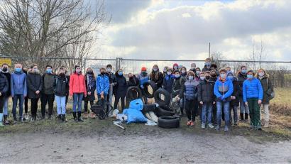 Bild: Johannes Birner, Stadt Amberg/exb
Die 7b und 7c des Max-Reger-Gymnasiums sammelten Müll in der Köferinger Heide.