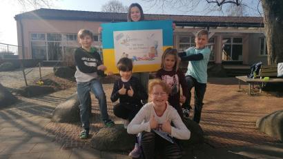 Bild: Grundschule Krummennaab/exb
Durch Lesen helfen die Grundschüler Ukraine-Flüchtlingen. 1381,75 Euro nahmen sie durch ihre Aktion ein.