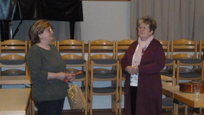 Bild: ak
Anni Lautenbacher vom Führungsteam dankte Birgitt Pfaller (von links) für ihren Vortrag beim Katholischen Frauenbund.
