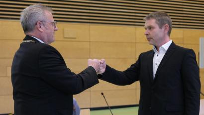 Bild: Hirsch
Mit dem Corona-Gruß gratulierte Oberbürgermeister Andreas Feller (links) seinem neuen Stellvertreter Andreas Wopperer (rechts) zur Wahl.