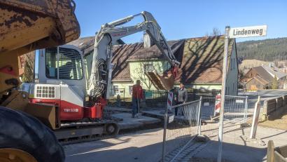 Bild: eib
Beim Baustellentermin skizzierte der Stadlerner Bürgermeister Gerald Reiter die nun anstehenden Arbeiten zur Sanierung der Abwasseranlage inklusive des Leitungssystems.