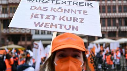 Bild: Julian Stratenschulte/dpa
Ärztinnen und Ärzte aus ganz Deutschland trafen sich am Donnerstag zu einem ganztägigen Warnstreik in Frankfurt. Darunter befanden sich rund 20 Mediziner aus dem Klinikum St. Marien Amberg.