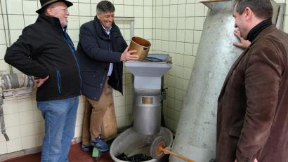 Bild: do
Am liebsten würde ILE-Vorsitzender Edgar Knobloch (Bildmitte) mit dem Beistand von Selwa-gmacht-Vorsitzenden Hans-Karl Hübner (links) und Vorbachs Bürgermeister Alexander Goller (rechts) gleich zum Wurschten beginnen.