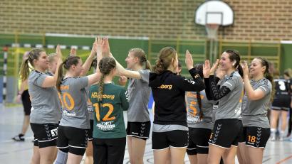 Archivbild: Hubert Ziegler
Die Handballerinnen der HG Amberg klatschen sich gegenseitig ab. Am Sonntag treffen sie auf die HG Hemau/Beratzhausen.