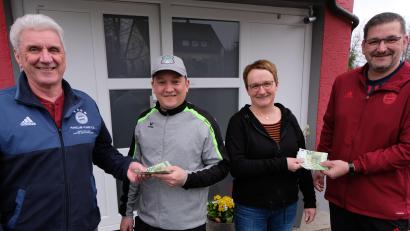 Bild: le
Der Bayern-Fanclub bei der Spendenübergabe in Floß.