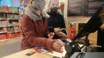 Archivbild: kec
Im Parksteiner "Tante M"-Laden kassieren sich auch die jüngsten Kunden selbst ab.