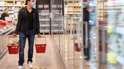 Bild: Robert Michael/dpa-Zentralbild/dpa
Die staatlich verordnete Maskenpflicht beim Einkaufen fällt in weiten Teilen Deutschlands weg, wenn die Geschäfte am Montag öffnen - gewisse Schutzvorkehrungen könnten aber bleiben.