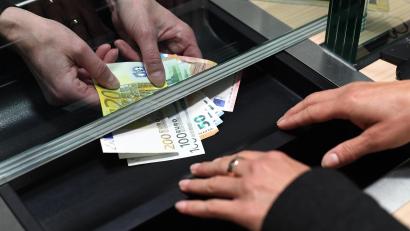 Bild: Angelika Warmuth
Die Bankautomaten sind an diesem Tag kaputt, am Schalter kostet das Abheben von Bargeld eine Gebühr von 2,50 Euro. Das ärgert eine Rentnerin aus Weiden.