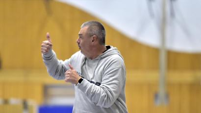 Archivbild: Hubert Ziegler
Trainer Roman Will zeigt es an: Ein Spiel hat die HG Amberg in der Vorrunde noch. Danach geht es in die Abstiegsrunde.