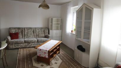 Bild: mfh
Ein freundliches Wohnzimmer für Flüchtlinge. Die Schränke sind mittlerweile mit Geschirr und allerlei brauchbaren Utensilien bestückt.
