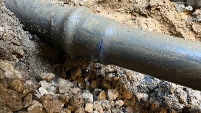 Bild: Helmut Sorgenfrei/exb
Durch einen Riss in der Wasserleitung ist das viele Wasser ausgetreten.
