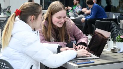 Bild: Gabi Schönberger
Endlich wieder das normale Studentenleben. Ob zusammen lernen oder auf dem Campus entspannen, das Leben an der OTH Weiden blüht wieder auf.