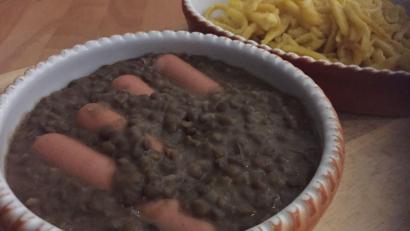 Bild: Michael Schiffer
Ein Achtel Liter Rotwein kommt in das Linsengemüse nach schwäbischem Rezept. Wer mag, gibt noch Rotweinessig dazu. Serviert wird mit Spätzle.