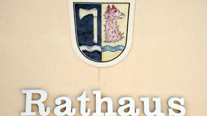 Bild: Stephan Huber
Das Rathaus der Gemeinde Fensterbach in Wolfring soll eine neue Heizung bekommen. Jetzt soll mit einem Bürgerbegehren die Entscheidung des Gemeinderats dazu revidiert werden.