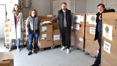 Bild: ubb
Claudia Plank und Bernadette Holm überreichten Volker Höcht und Franz Göhl vom Lions-Club Tirschenreuth im Lagerraum des Kartonagenwerks Liebenstein 1000 Euro für die Ukraine-Hilfe.