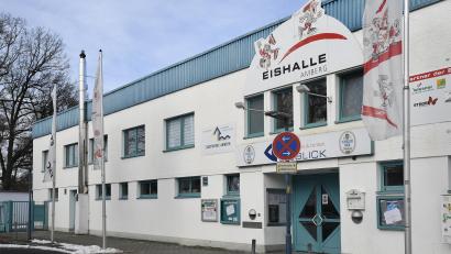 Bild: Petra Hartl
Noch steht der Name „Eishalle“ an der Eishalle am Schanzl. Doch jetzt können die Namensrechte vom ERSC verwertet werden, um zusätzliches Geld für den Verein zu verdienen.