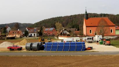 Bild: ds
Um befürchteten Preiserhöhungen aus dem Weg zu gehen, hat sich die Schmidtstadt-Gruppe mit Baumaterial eingedeckt. Als Lagerplatz dienen 2000 Quadratmeter einer Wiese der Familie Sperber am Ortsrand von Kirchenreinbach.