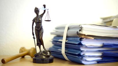 Symbolbild: Volker Hartmann/dpa
Der Richter am Landgericht Weiden legte ein höheres Strafmaß in Justitias Waage, als es der Staatsanwalt gefordert hatte. Dafür gab es noch einmal Bewährung für den Angeklagten.