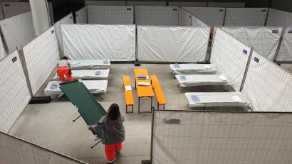 Bild: Andreas Kramer/Johanniter/exb
THW, BRK und Johanniter bereiten die Unterkunft im Toom-Markt in Burglengenfeld vor. Die mit Bauzaun-Tafeln abgetrennten Wohneinheiten bieten mindestens 266 Geflüchteten Platz.