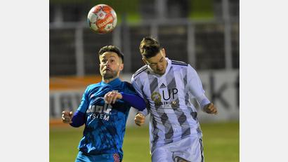 Bild: ssl
Fabian Helleder (rechts) im Kopfballduell bei der 1:3-Niederlage gegen die SpVgg Osterhofen: Die SpVgg SV Weiden will es im Freitag-Spiel in Straubing besser machen und die volle Punktzahl einfahren.
