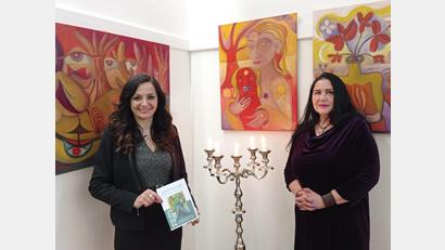 Bild: fpoz
Bürgermeisterin Margit Bayer (links) freute sich mit Künstlerin Marion Lucka (rechts) über die Ausstellung im Rathaus.