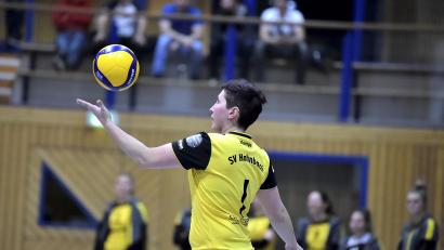 Archivbild: Hubert Ziegler
Anna Geilersdörfer beim Aufschlag. Der SV Hahnbach erwartet am Sonntag den SV SW München.