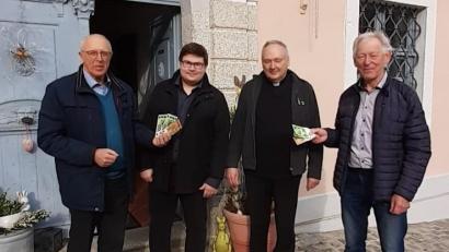 Bild: Privat/exb
Bernhard Stahl (links) und Rudolf Schön (rechts) spendeten 500 Euro für die Orgelsanierung. Sie übergaben das Geld an Kirchenmusiker Moritz Unger (Zweiter von links) und Stadtpfarrer Georg Flierl.