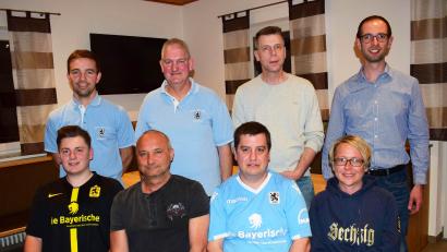 Bild: no
Der Vorstand des Löwen-Fanclubs Illschwang mit dem wiedergewählten Vorsitzenden Robert Meyer (stehend, Zweiter von links) und seinem neuen Stellvertreter Peter Neumüller (stehend, Zweiter von rechts)