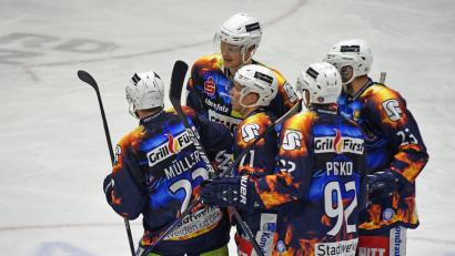 Archivbild: Gebert
So wie hier nach einem Tor gegen Erfurt wollen die Blue Devils Weidener auch im Play-off-Viertelfinale gegen die Hannover Indians jubeln. Die "Best-of-5"-Serie gegen die Niedersachsen beginnt am Freitag um 20 Uhr in der Hans-Schröpf-Arena.