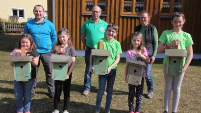 Bild: kro
Die „Waldindianer“ stellten 50 Nistkästen auf. Unser Bild zeigt einige der „Waldindianer“ (vorne) mit OWV-Vorsitzendem Günter Gradl, Vogelschutzwart Eduard Zoller und Belinda Häring (hinten von links) von der Zimmerer Häring.